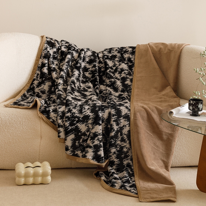 91家纺网 家纺一手货源 找家纺 悦然毛巾被 2025新款复合毯休闲兔毛绒提花印花工艺盖毯 墨影澜