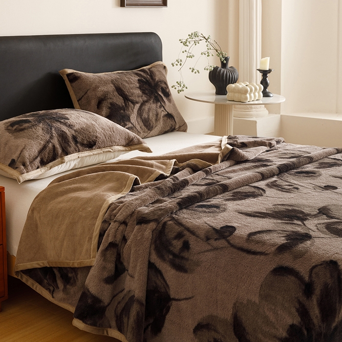 91家纺网 家纺一手货源 找家纺 悦然毛巾被 2025新款复合毯休闲兔毛绒提花印花工艺盖毯 墨花卧语