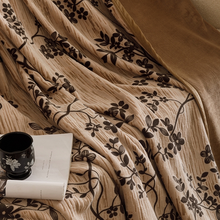 91家纺网 家纺一手货源 找家纺 悦然毛巾被 2025新款复合毯休闲兔毛绒提花印花工艺盖毯 花藤织梦