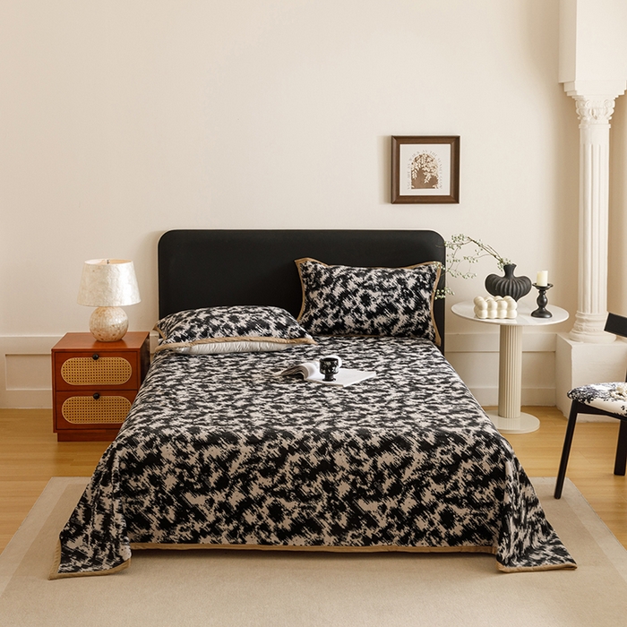 91家纺网 家纺一手货源 找家纺 悦然毛巾被 2025新款复合毯休闲兔毛绒提花印花工艺盖毯 墨影澜