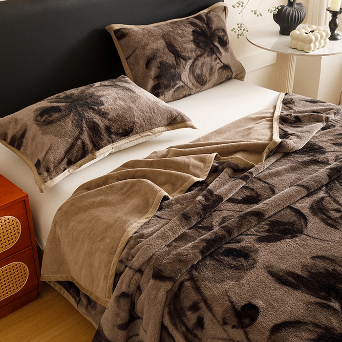 91家纺网 家纺一手货源 找家纺 悦然毛巾被 2025新款复合毯休闲兔毛绒提花印花工艺盖毯 墨花卧语