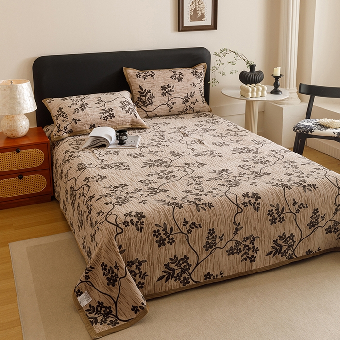 91家纺网 家纺一手货源 找家纺 悦然毛巾被 2025新款复合毯休闲兔毛绒提花印花工艺盖毯 花藤织梦