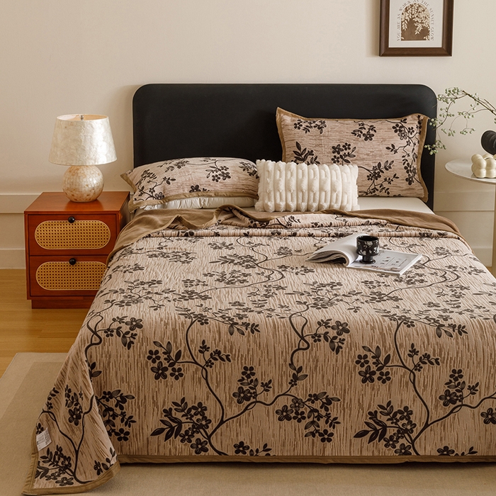 91家纺网 家纺一手货源 找家纺 悦然毛巾被 2025新款复合毯休闲兔毛绒提花印花工艺盖毯 花藤织梦