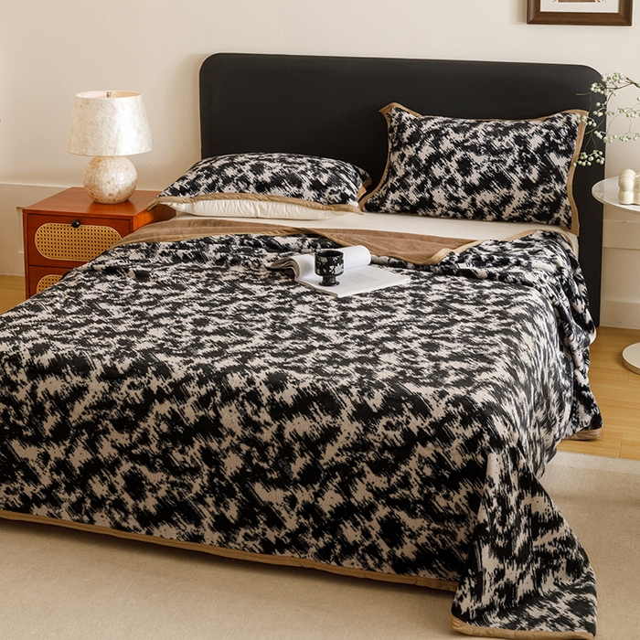 91家纺网 家纺一手货源 找家纺 悦然毛巾被 2025新款复合毯休闲兔毛绒提花印花工艺盖毯 墨影澜