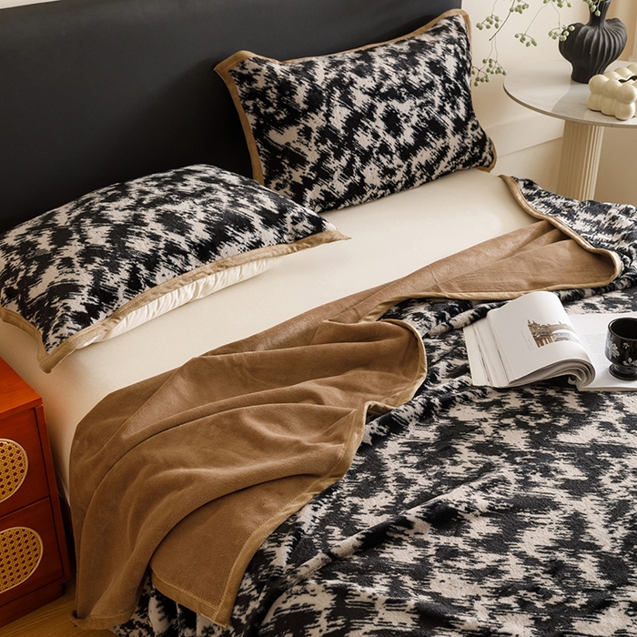 91家纺网 家纺一手货源 找家纺 悦然毛巾被 2025新款复合毯休闲兔毛绒提花印花工艺盖毯 墨影澜