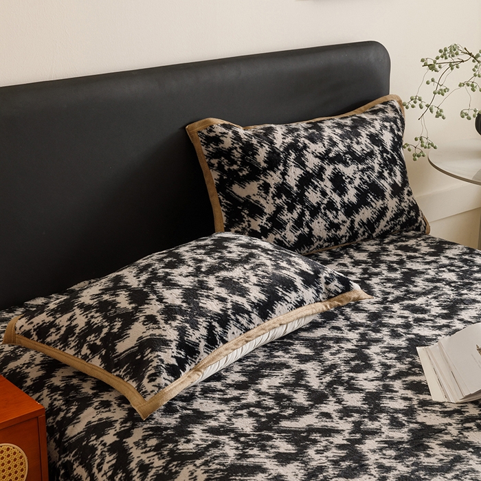 91家纺网 家纺一手货源 找家纺 悦然毛巾被 2025新款复合毯休闲兔毛绒提花印花工艺盖毯 墨影澜