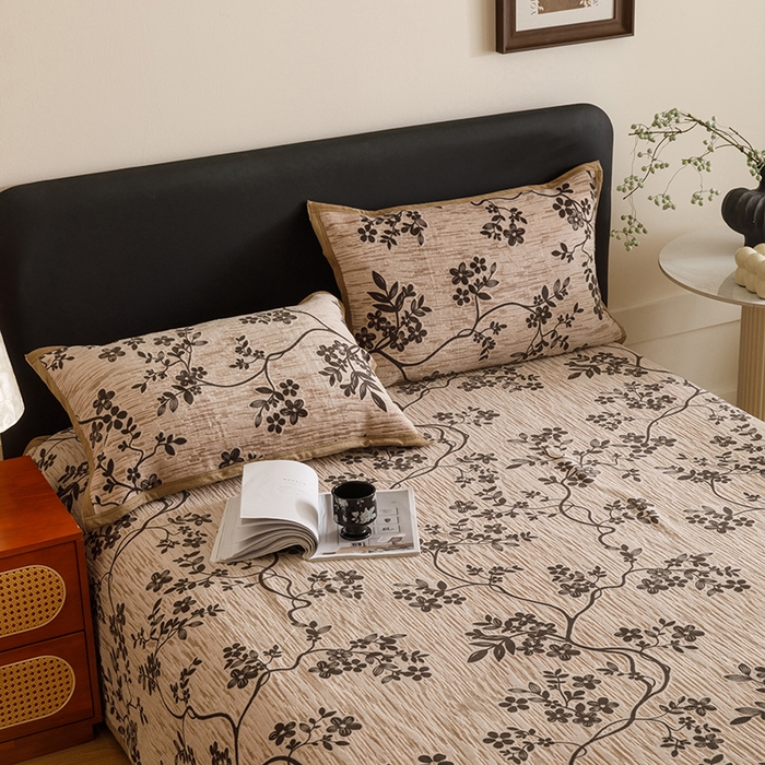 91家纺网 家纺一手货源 找家纺 悦然毛巾被 2025新款复合毯休闲兔毛绒提花印花工艺盖毯 花藤织梦