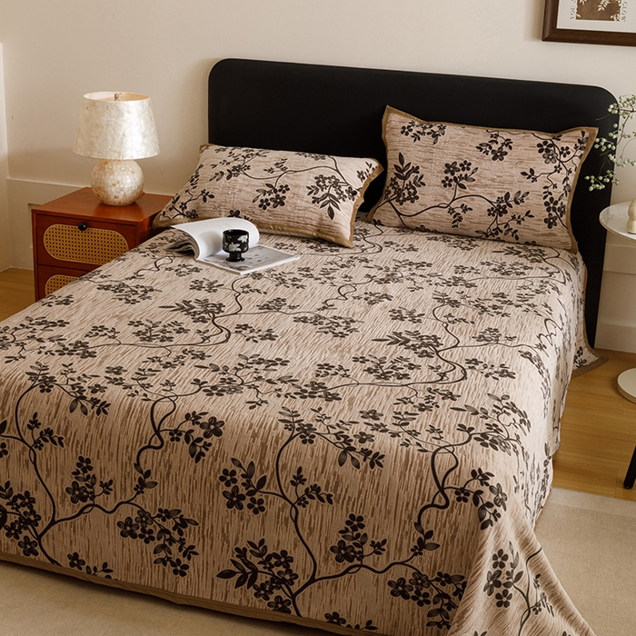 91家纺网 家纺一手货源 找家纺 悦然毛巾被 2025新款复合毯休闲兔毛绒提花印花工艺盖毯 花藤织梦