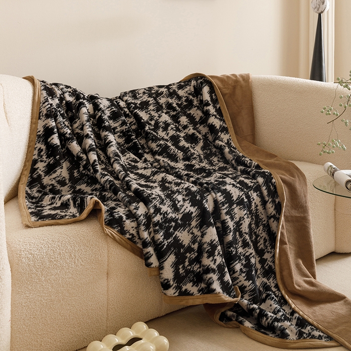 91家纺网 家纺一手货源 找家纺 悦然毛巾被 2025新款复合毯休闲兔毛绒提花印花工艺盖毯 墨影澜