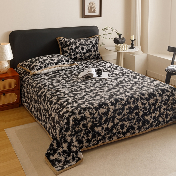 91家纺网 家纺一手货源 找家纺 悦然毛巾被 2025新款复合毯休闲兔毛绒提花印花工艺盖毯 墨影澜