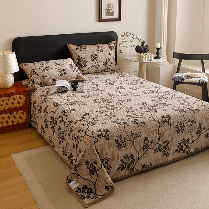 91家纺网 家纺一手货源 找家纺 悦然毛巾被 2025新款复合毯休闲兔毛绒提花印花工艺盖毯 花藤织梦