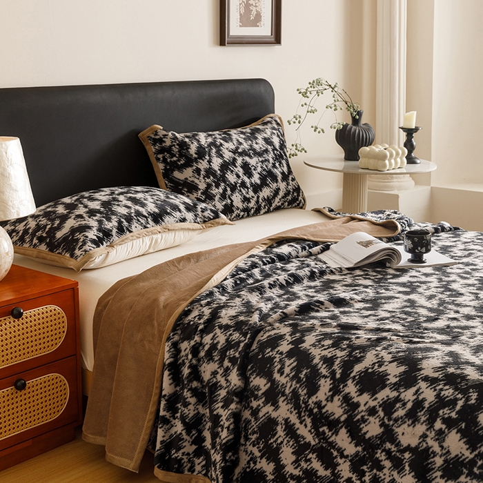 91家纺网 家纺一手货源 找家纺 悦然毛巾被 2025新款复合毯休闲兔毛绒提花印花工艺盖毯 墨影澜