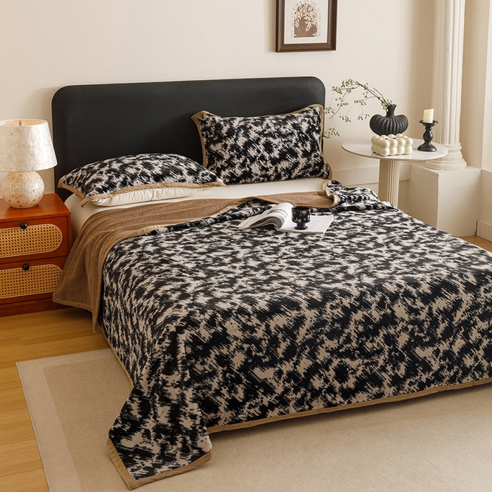 91家纺网 家纺一手货源 找家纺 悦然毛巾被 2025新款复合毯休闲兔毛绒提花印花工艺盖毯 墨影澜