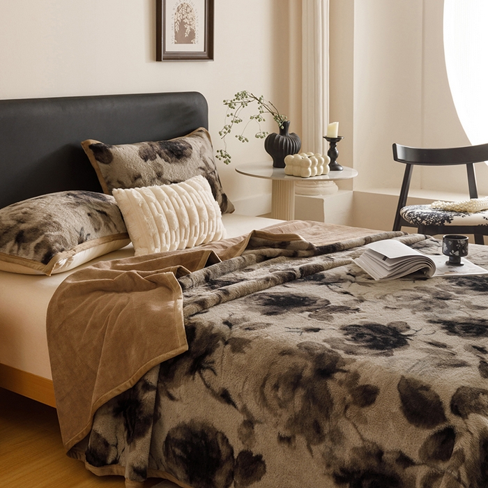 91家纺网 家纺一手货源 找家纺 悦然毛巾被 2025新款复合毯休闲兔毛绒提花印花工艺盖毯 花影墨衾