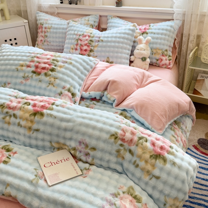 91家纺网 家纺一手货源 找家纺 居易简 2025秋冬新款牛奶绒泡泡绒印花卡通花卉兔毛单被套 蔷薇花