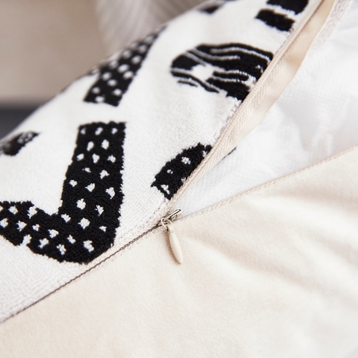 91家纺网 家纺一手货源 找家纺 新奇异 2025新款字母毛巾绣抱枕 组合图仅供展示不可下单