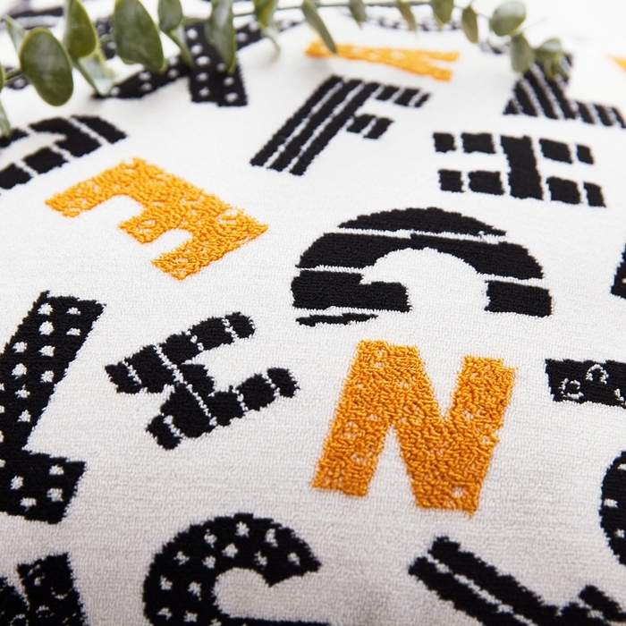 91家纺网 家纺一手货源 找家纺 新奇异 2025新款字母毛巾绣抱枕 组合图仅供展示不可下单