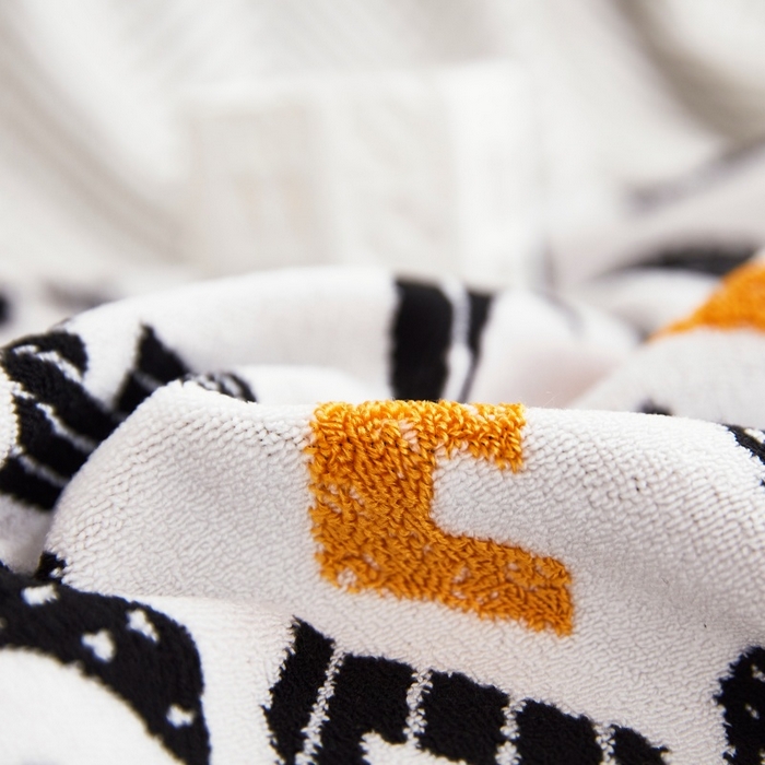 91家纺网 家纺一手货源 找家纺 新奇异 2025新款字母毛巾绣抱枕 组合图仅供展示不可下单