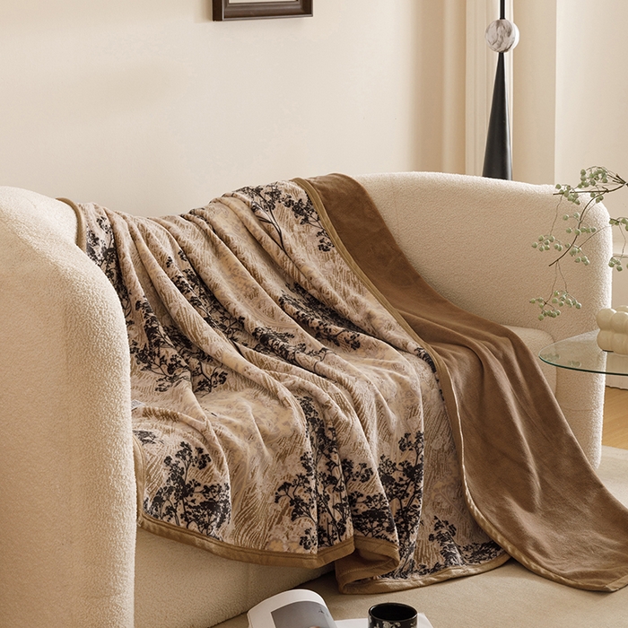 91家纺网 家纺一手货源 找家纺 悦然毛巾被 2025新款复合毯休闲兔毛绒提花印花工艺盖毯 林影眠笺