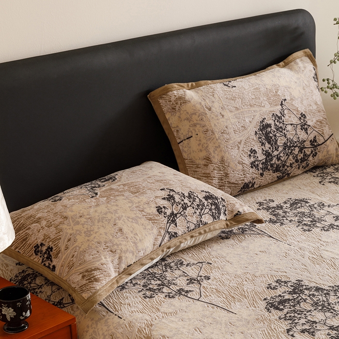 91家纺网 家纺一手货源 找家纺 悦然毛巾被 2025新款复合毯休闲兔毛绒提花印花工艺盖毯 林影眠笺