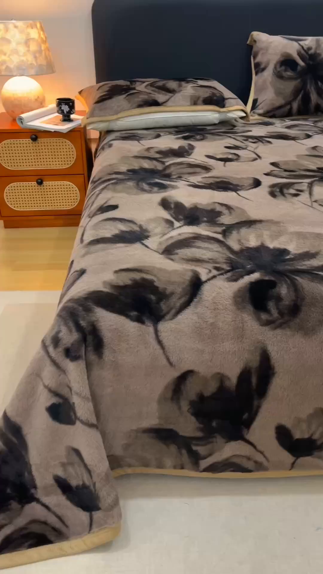 91家纺网 家纺一手货源 找家纺 悦然毛巾被 2025新款复合毯休闲兔毛绒提花印花工艺盖毯 墨花卧语