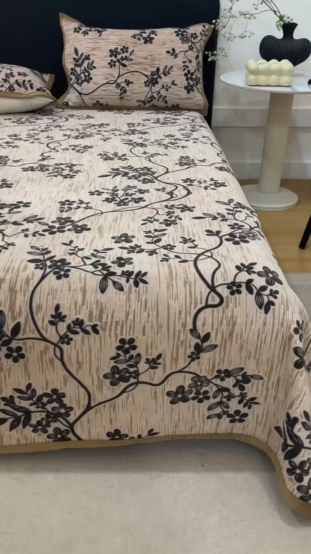 91家纺网 家纺一手货源 找家纺 悦然毛巾被 2025新款复合毯休闲兔毛绒提花印花工艺盖毯 花藤织梦