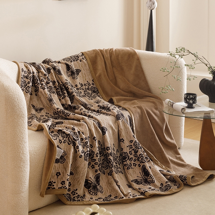 91家纺网 家纺一手货源 找家纺 悦然毛巾被 2025新款复合毯休闲兔毛绒提花印花工艺盖毯 碟影花语