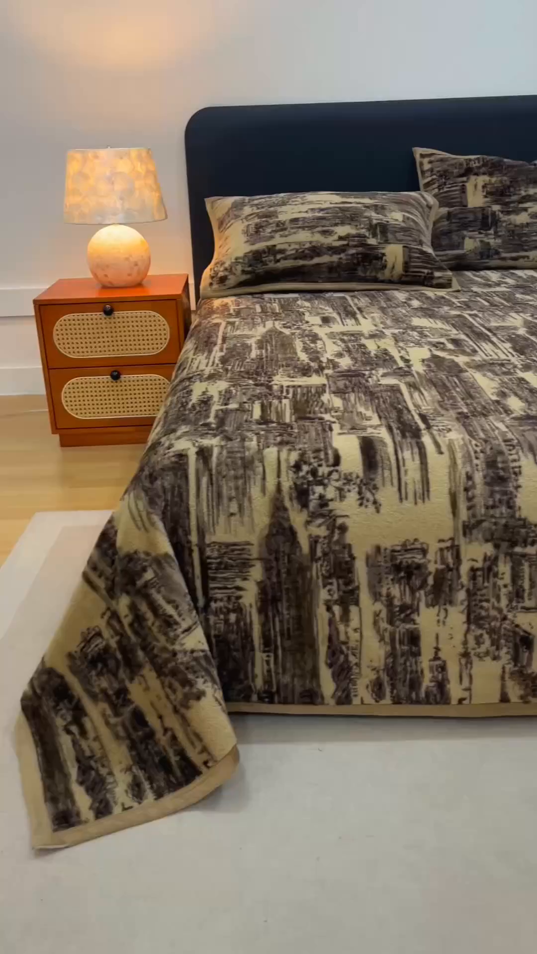 91家纺网 家纺一手货源 找家纺 悦然毛巾被 2025新款复合毯休闲兔毛绒提花印花工艺盖毯 墨韵山河