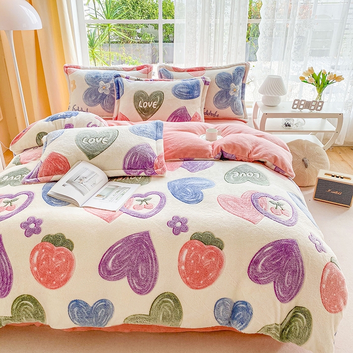 91家纺网 家纺一手货源 找家纺 居易简 2025秋冬新品立体雪花绒单被套牛奶绒法莱绒雕花绒兔毛卡通四件套学生季四件套 爱心樱桃