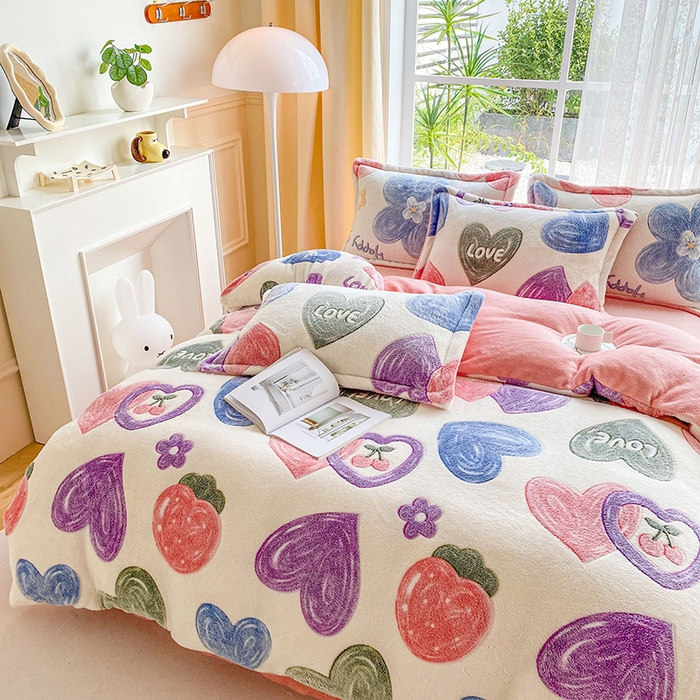 91家纺网 家纺一手货源 找家纺 居易简 2025秋冬新品立体雪花绒单被套牛奶绒法莱绒雕花绒兔毛卡通四件套学生季四件套 爱心樱桃