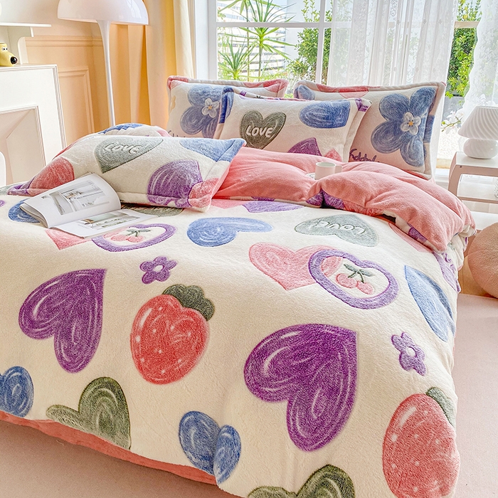 91家纺网 家纺一手货源 找家纺 居易简 2025秋冬新品立体雪花绒单被套牛奶绒法莱绒雕花绒兔毛卡通四件套学生季四件套 爱心樱桃