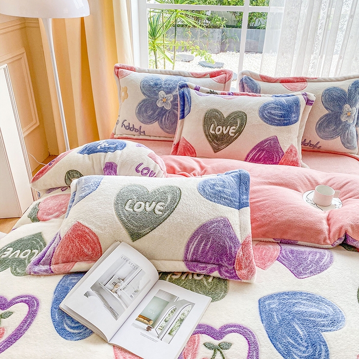 91家纺网 家纺一手货源 找家纺 居易简 2025秋冬新品立体雪花绒单被套牛奶绒法莱绒雕花绒兔毛卡通四件套学生季四件套 爱心樱桃