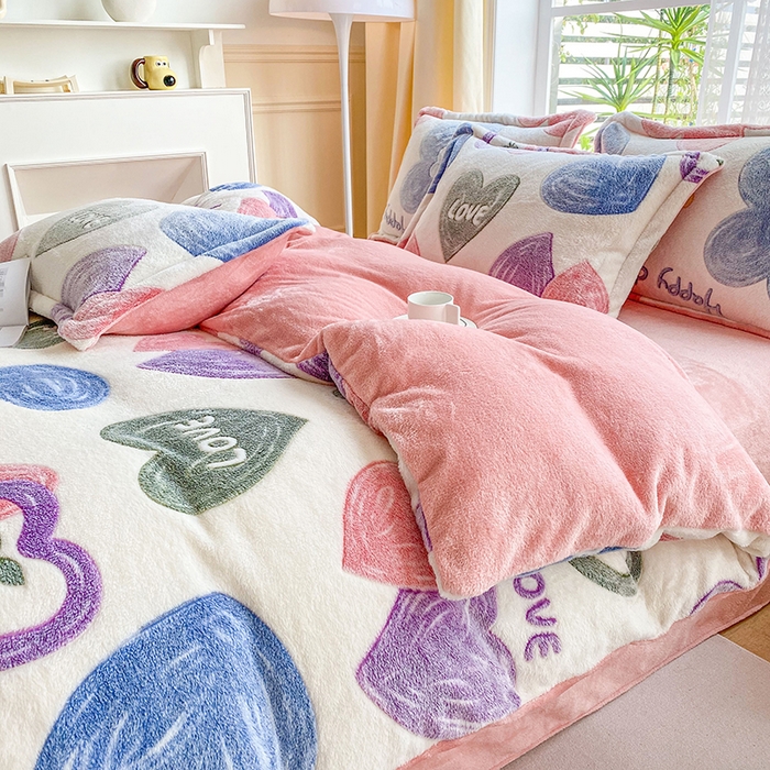 91家纺网 家纺一手货源 找家纺 居易简 2025秋冬新品立体雪花绒单被套牛奶绒法莱绒雕花绒兔毛卡通四件套学生季四件套 爱心樱桃