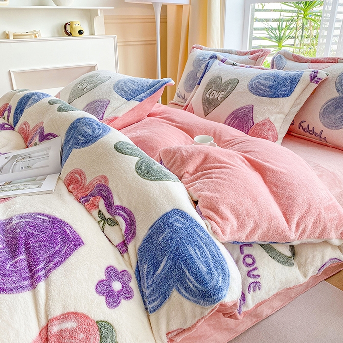 91家纺网 家纺一手货源 找家纺 居易简 2025秋冬新品立体雪花绒单被套牛奶绒法莱绒雕花绒兔毛卡通四件套学生季四件套 爱心樱桃