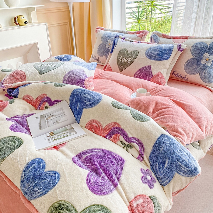 91家纺网 家纺一手货源 找家纺 居易简 2025秋冬新品立体雪花绒单被套牛奶绒法莱绒雕花绒兔毛卡通四件套学生季四件套 爱心樱桃