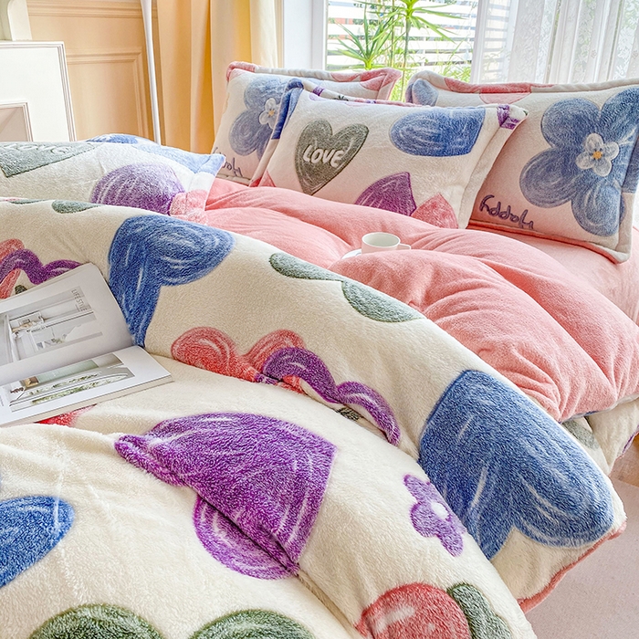 91家纺网 家纺一手货源 找家纺 居易简 2025秋冬新品立体雪花绒单被套牛奶绒法莱绒雕花绒兔毛卡通四件套学生季四件套 爱心樱桃