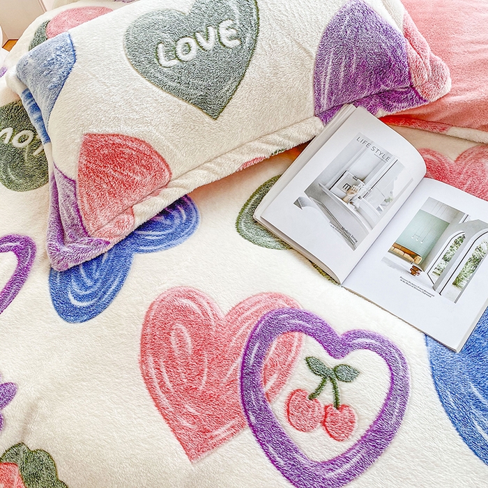 91家纺网 家纺一手货源 找家纺 居易简 2025秋冬新品立体雪花绒单被套牛奶绒法莱绒雕花绒兔毛卡通四件套学生季四件套 爱心樱桃