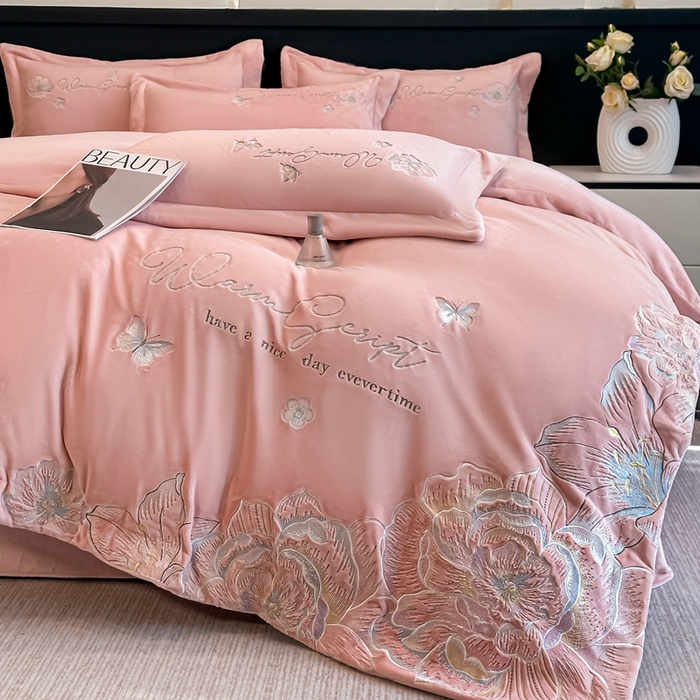 91家纺网 家纺一手货源 找家纺 锦铭源家纺 2025新款75D全消光超柔樱花绒绣花四件套牛奶绒四件套【有买家秀】 花颜-粉