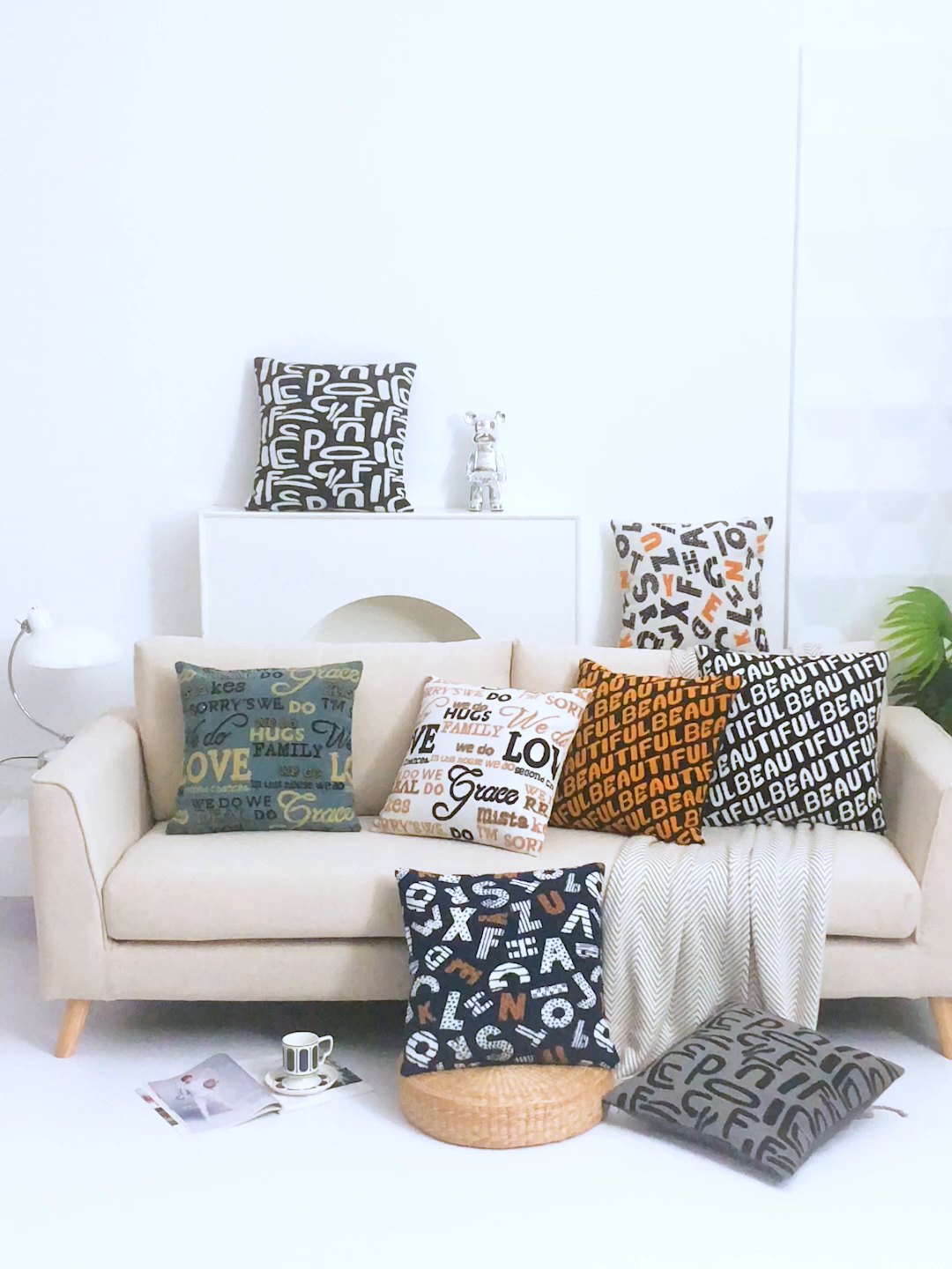 91家纺网 家纺一手货源 找家纺 新奇异 2025新款字母毛巾绣抱枕 温情-白色