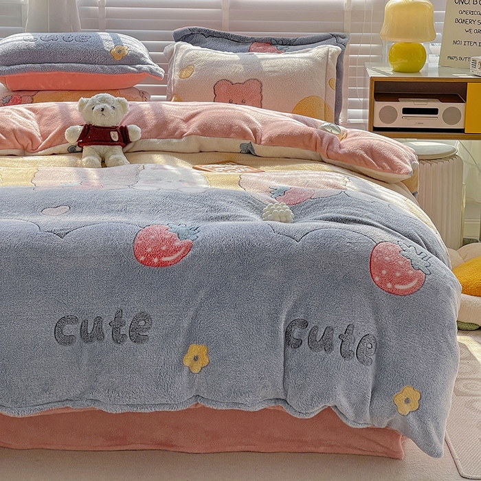 91家纺网 家纺一手货源 找家纺 居易简 2025秋冬新品立体雪花绒单被套牛奶绒法莱绒雕花绒兔毛卡通四件套学生季四件套 草莓熊