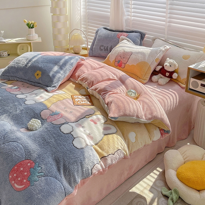 91家纺网 家纺一手货源 找家纺 居易简 2025秋冬新品立体雪花绒单被套牛奶绒法莱绒雕花绒兔毛卡通四件套学生季四件套 草莓熊