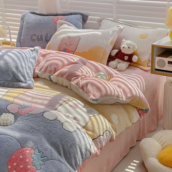 91家纺网 家纺一手货源 找家纺 居易简 2025秋冬新品立体雪花绒单被套牛奶绒法莱绒雕花绒兔毛卡通四件套学生季四件套 草莓熊