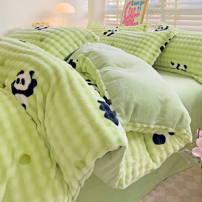 91家纺网 家纺一手货源 找家纺 居易简 2025秋冬新款牛奶绒泡泡绒印花卡通花卉兔毛单被套 熊猫点点-绿
