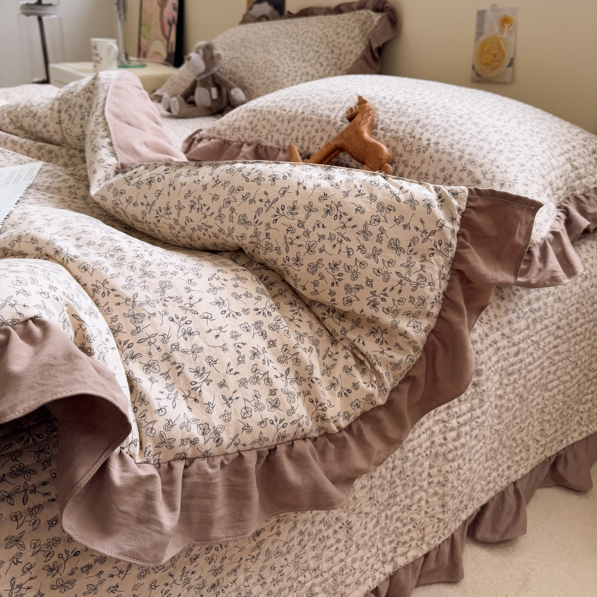 91家纺网 家纺一手货源 找家纺 一加一 2025新款小清新花边款可水洗大豆被子被芯 赫拉