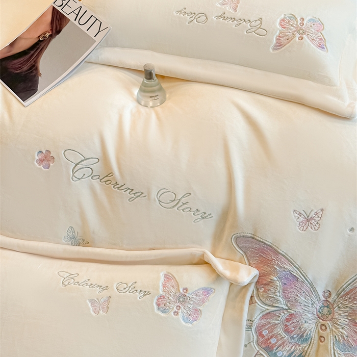 91家纺网 家纺一手货源 找家纺 锦铭源家纺 2025新款75D全消光超柔樱花绒绣花四件套牛奶绒四件套【有买家秀】 蝶恋-奶白