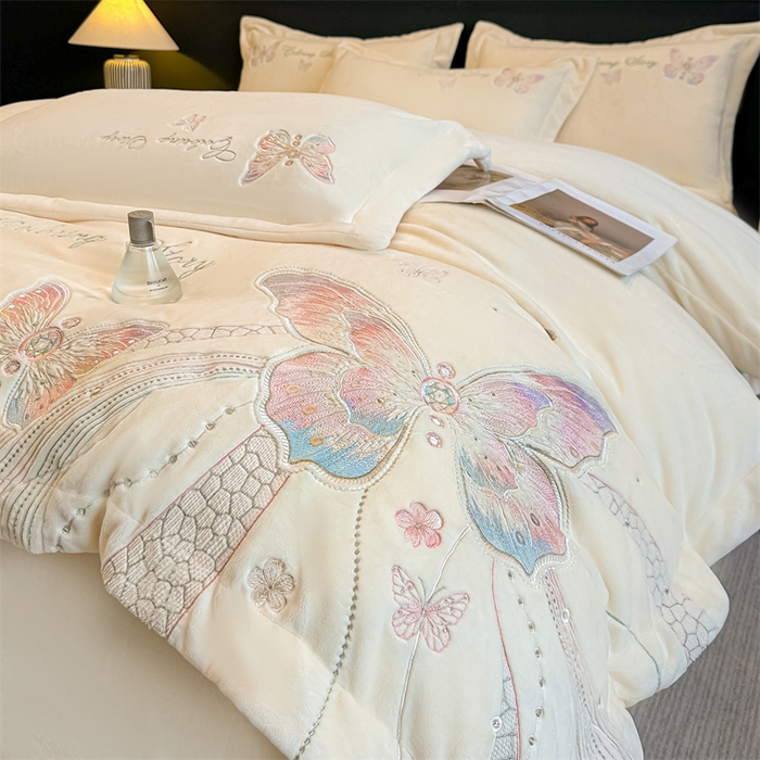 91家纺网 家纺一手货源 找家纺 锦铭源家纺 2025新款75D全消光超柔樱花绒绣花四件套牛奶绒四件套【有买家秀】 蝶恋-奶白