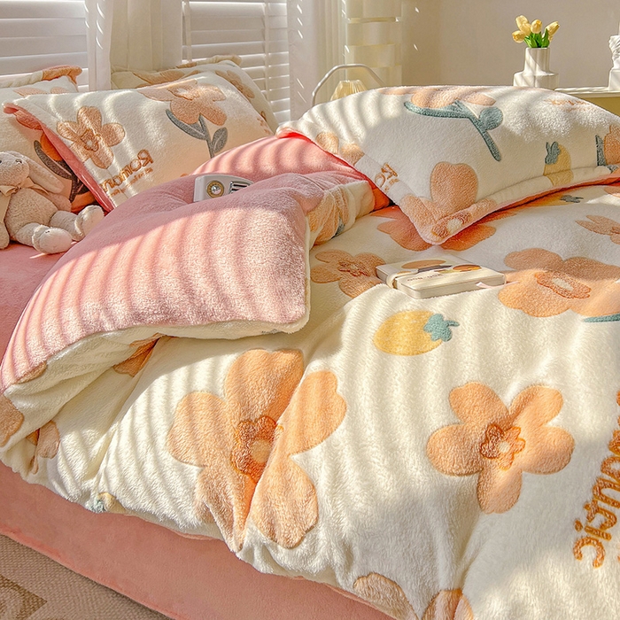 91家纺网 家纺一手货源 找家纺 居易简 2025秋冬新品立体雪花绒单被套牛奶绒法莱绒雕花绒兔毛卡通四件套学生季四件套 繁花