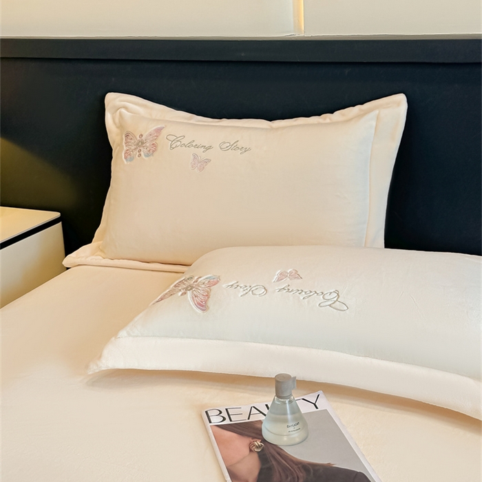 91家纺网 家纺一手货源 找家纺 锦铭源家纺 2025新款75D全消光超柔樱花绒绣花四件套牛奶绒四件套【有买家秀】 蝶恋-奶白