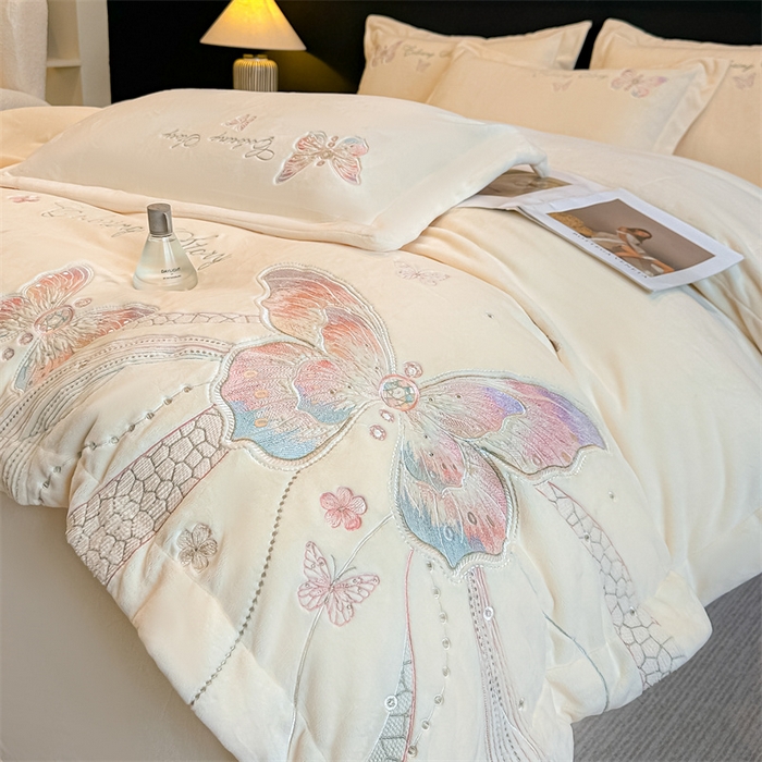 91家纺网 家纺一手货源 找家纺 锦铭源家纺 2025新款75D全消光超柔樱花绒绣花四件套牛奶绒四件套【有买家秀】 蝶恋-奶白