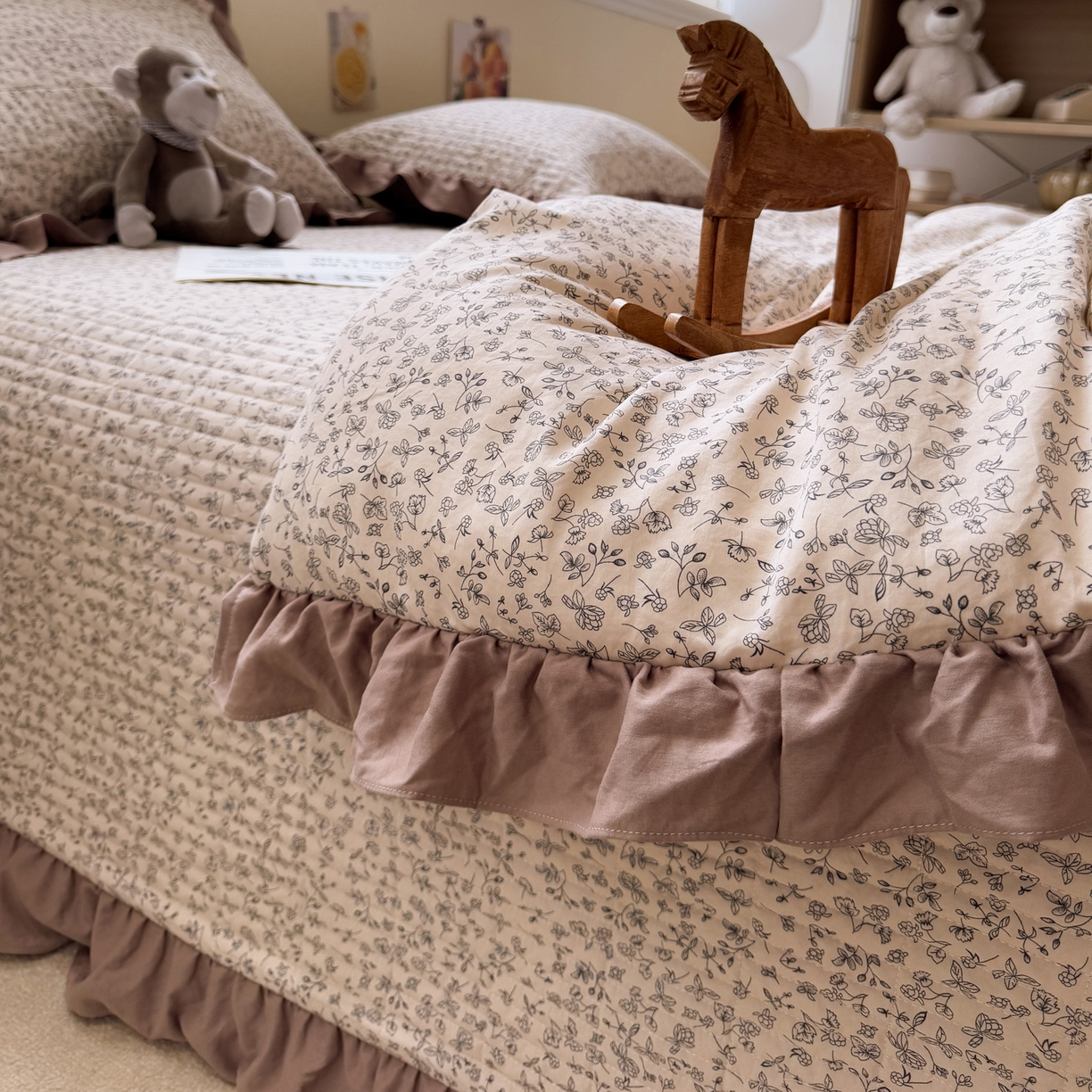 91家纺网 家纺一手货源 找家纺 一加一 2025新款小清新花边款可水洗大豆被子被芯 赫拉